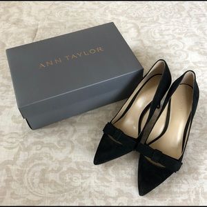 BRAND NEW Ann Taylor Black Suede Odette Bow Pumps